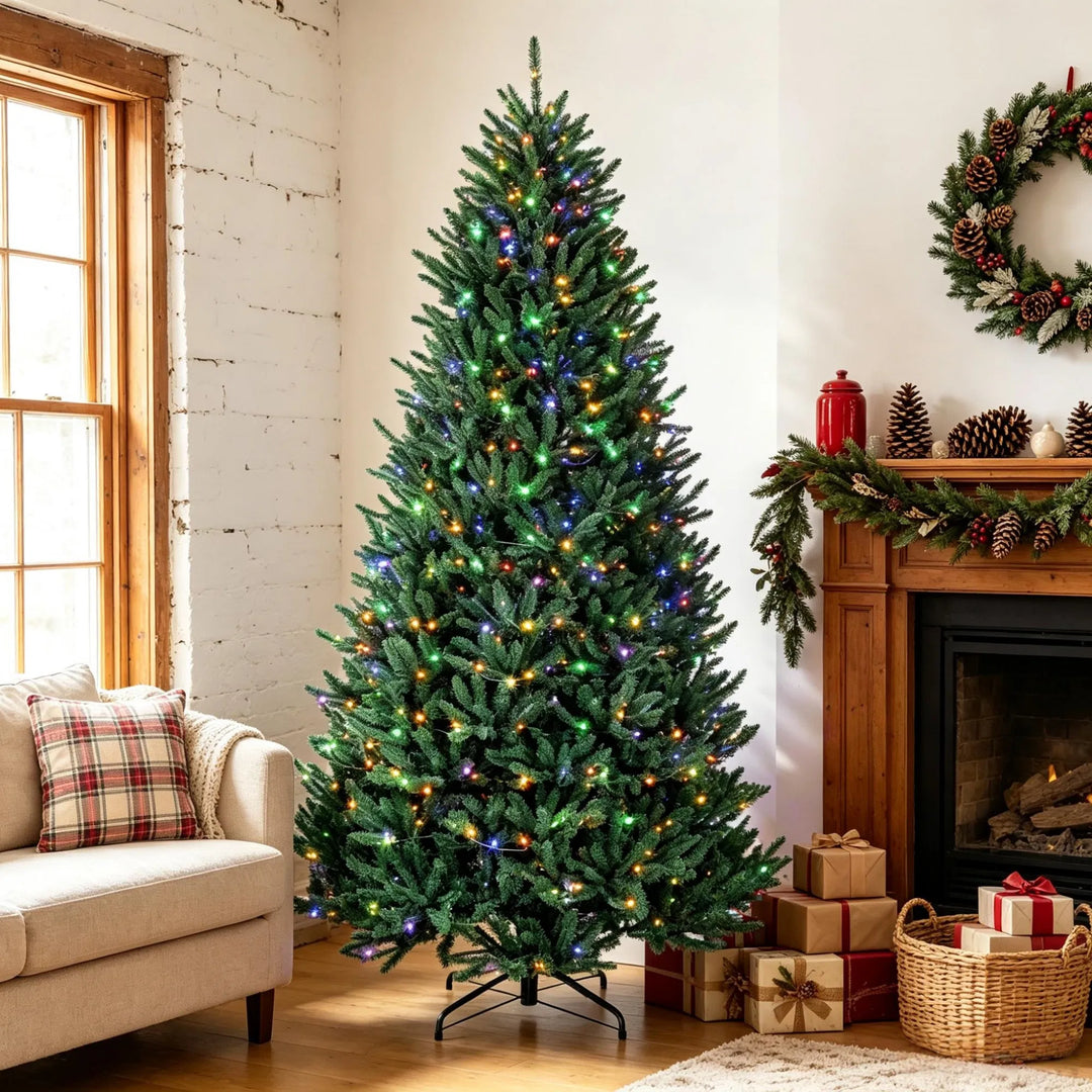 Grote volle kerstboom met lichtjes en voetpedaal