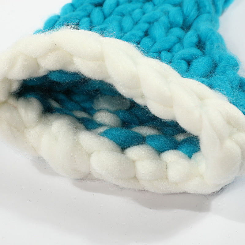 Grofgebreide rode kerstmuts met witte pompon