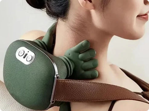 Groene snoerloze nekmassager om de schouders