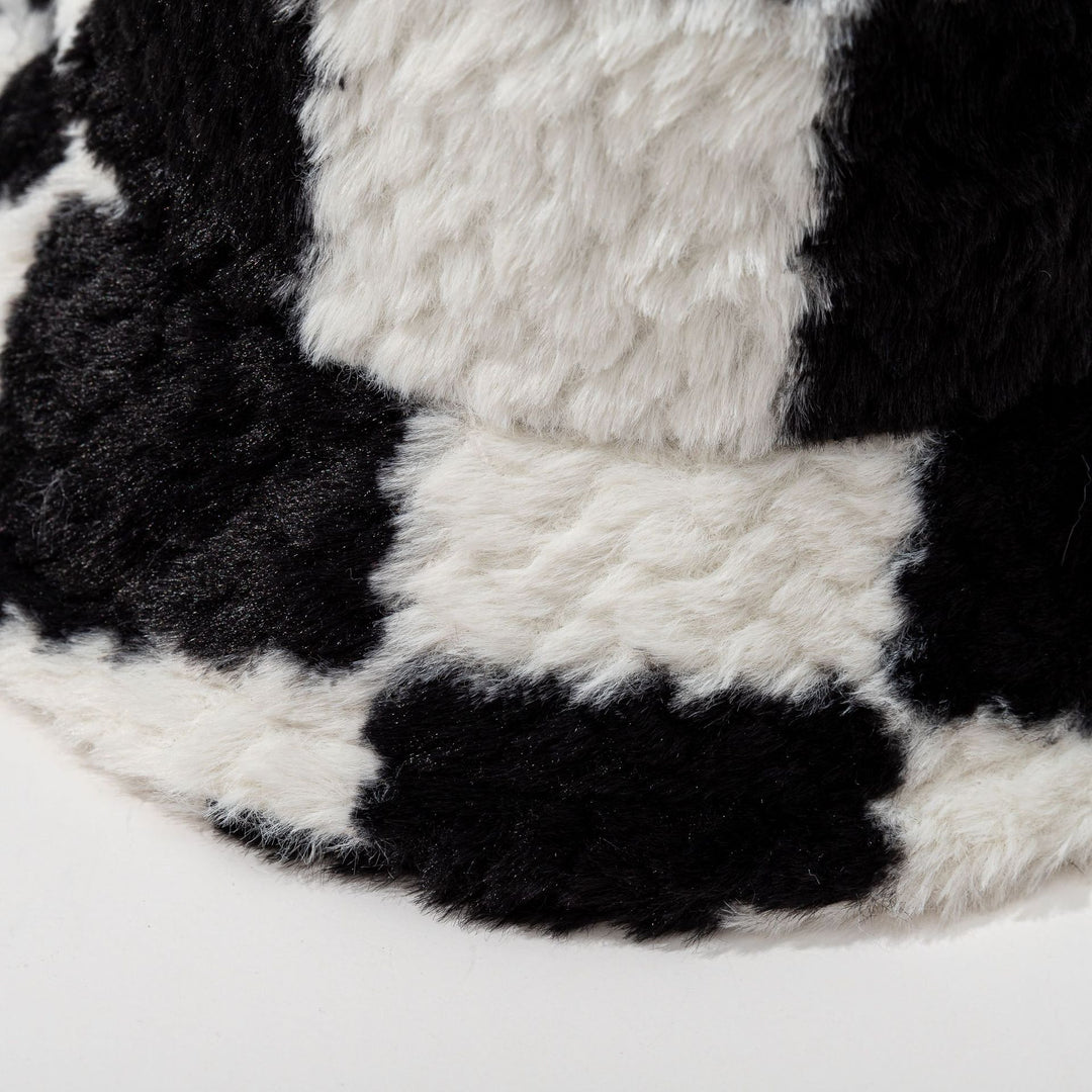 Pluizige bucket hat met dambordpatroon