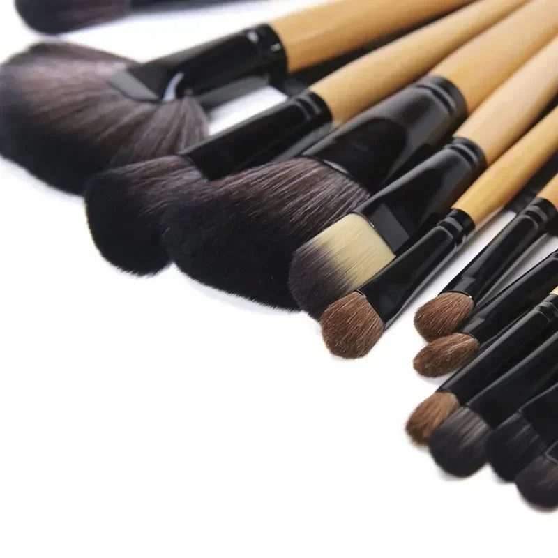 Make-up kwasten met houten stelen in etui