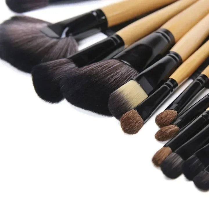 Make-up kwasten met houten stelen in etui