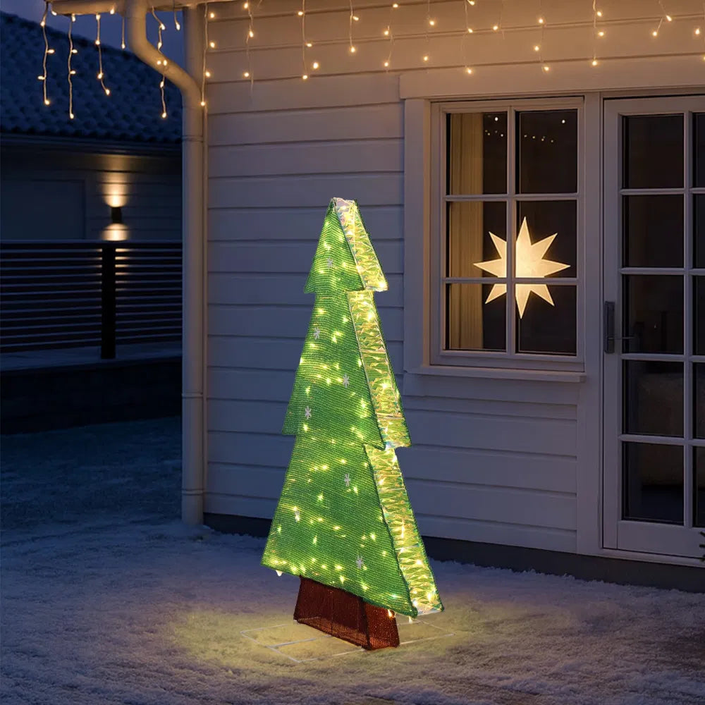 Verlichte kerstboom met sneeuwvlokken buiten
