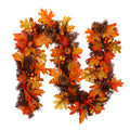 Herfstslinger met oranje esdoornbladeren op schouw