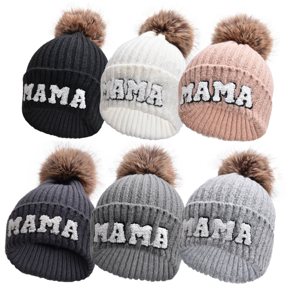 Geribde muts met MAMA-letters en pompon