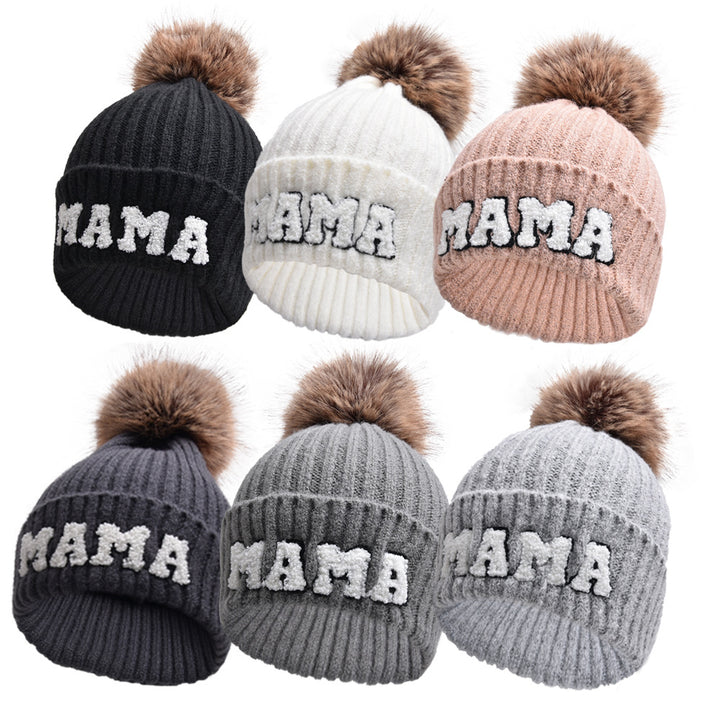 Geribde muts met MAMA-letters en pompon