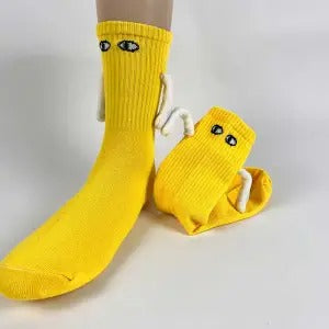 Twee sokken met magnetische handjes vast