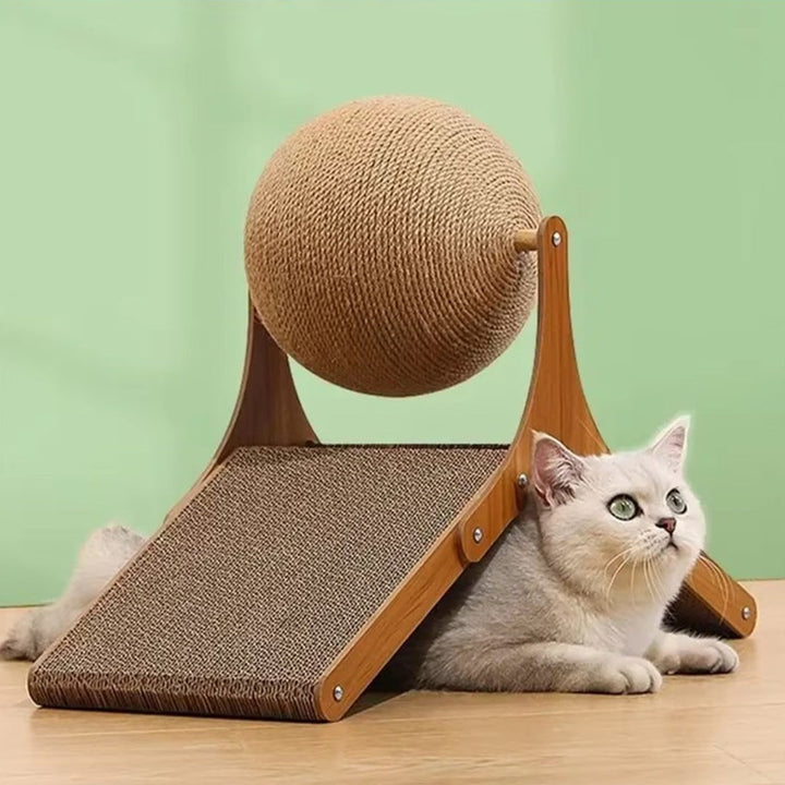 Krabspeeltje voor katten met sisalbal en kartonnen helling