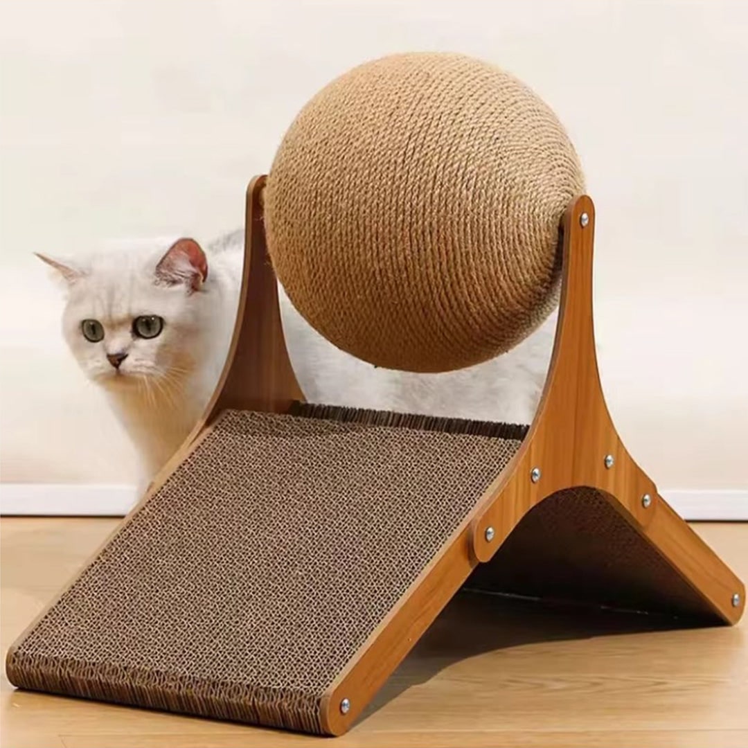 Krabspeeltje voor katten met sisalbal en kartonnen helling