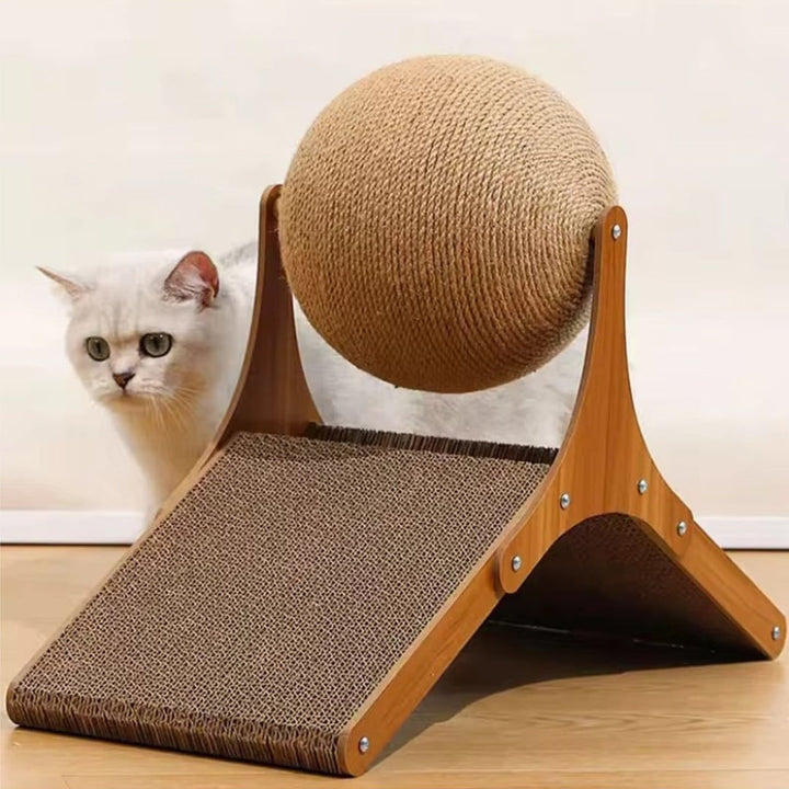 Krabspeeltje voor katten met sisalbal en kartonnen helling