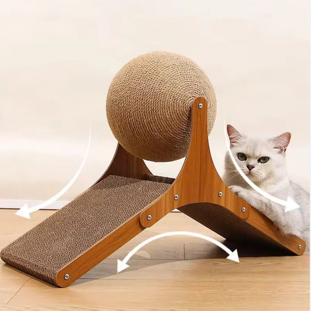 Krabspeeltje voor katten met sisalbal en kartonnen helling