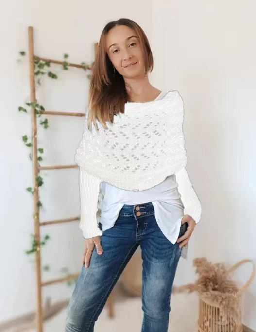 Vrouw met gebreide sjaal met mouwen