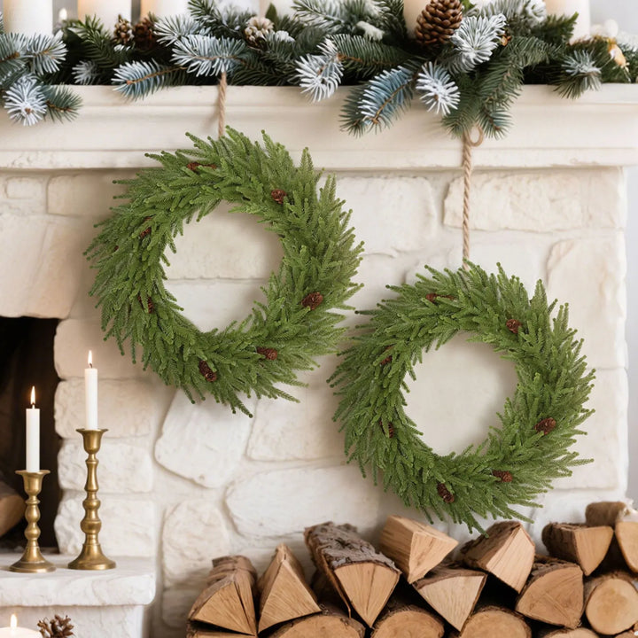 Groene kerstkrans met dennenappels