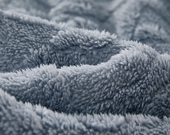 Dikke fleece deken met sherpa op bank