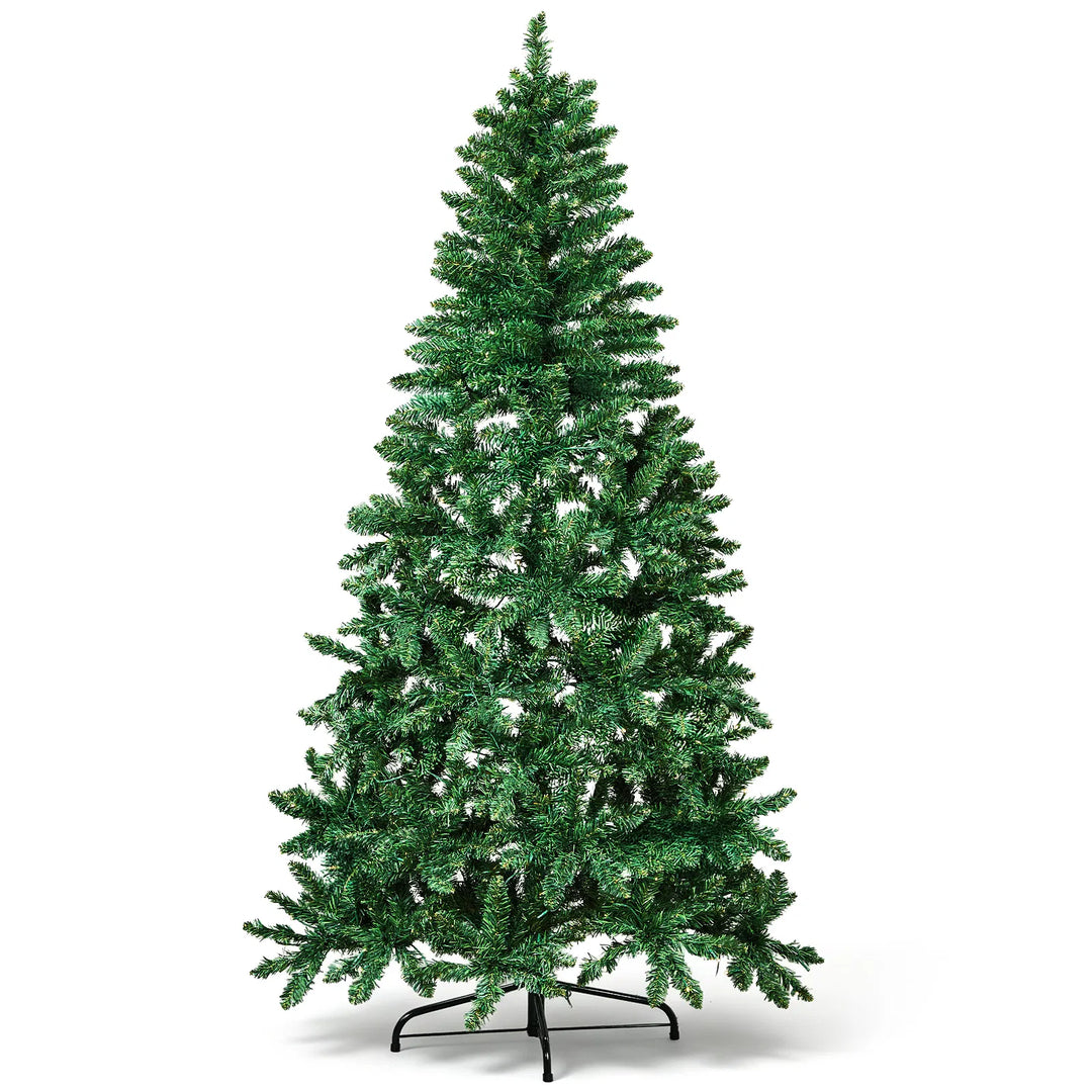 Halve kerstboom tegen de muur met lichtjes