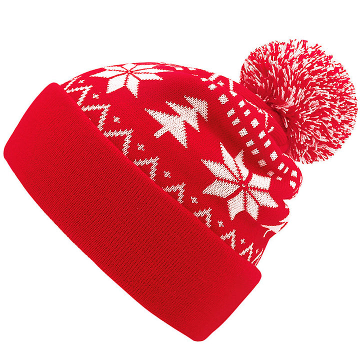 Gebreide kerstmuts met pompon en sneeuwvlokken