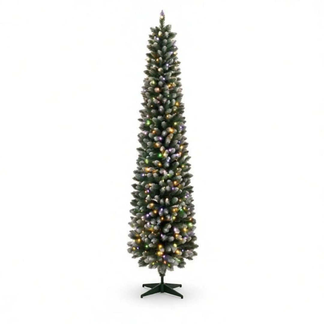 Hoge smalle kerstboom met witte puntjes