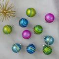 Tien gekleurde matglazen kerstballen