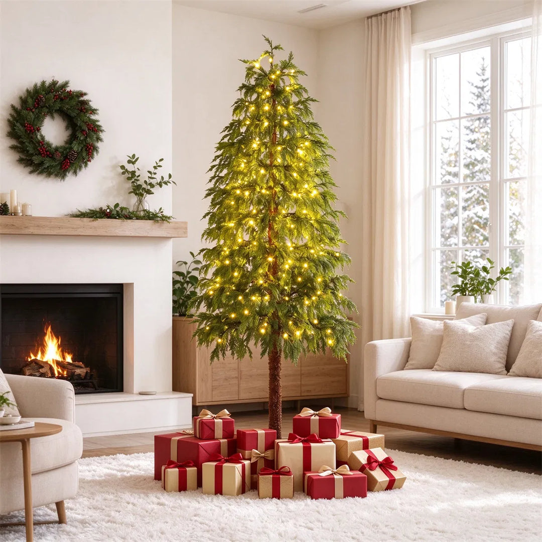 Cipreskerstboom met warmwitte en gekleurde lichtjes