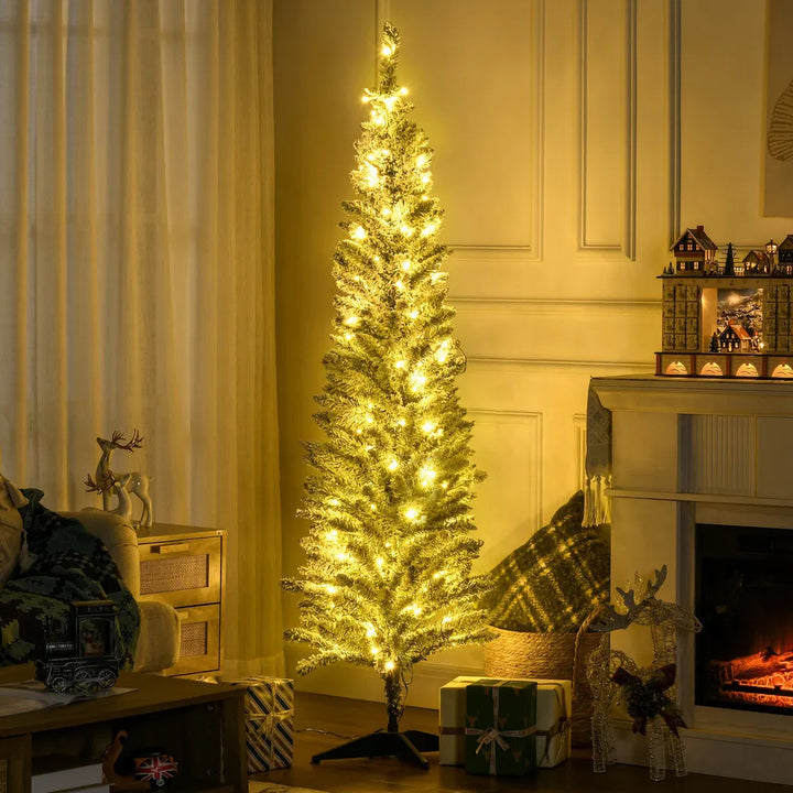 Smalle besneeuwde kerstboom met warmwitte lichtjes