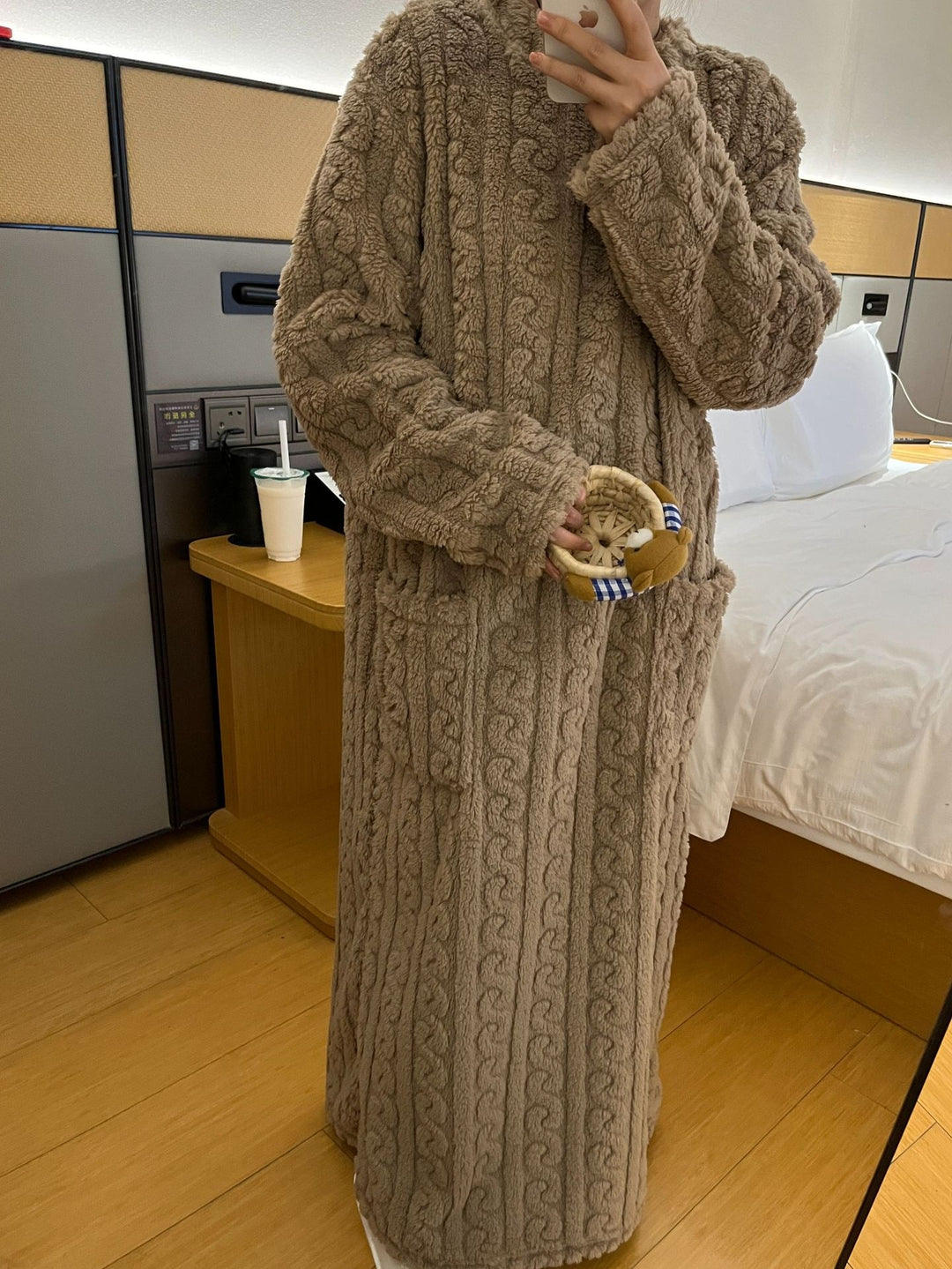 Vrouw in lange fleece nachtjapon