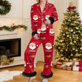 Vrouw in kerstpyjama met bontmanchetten