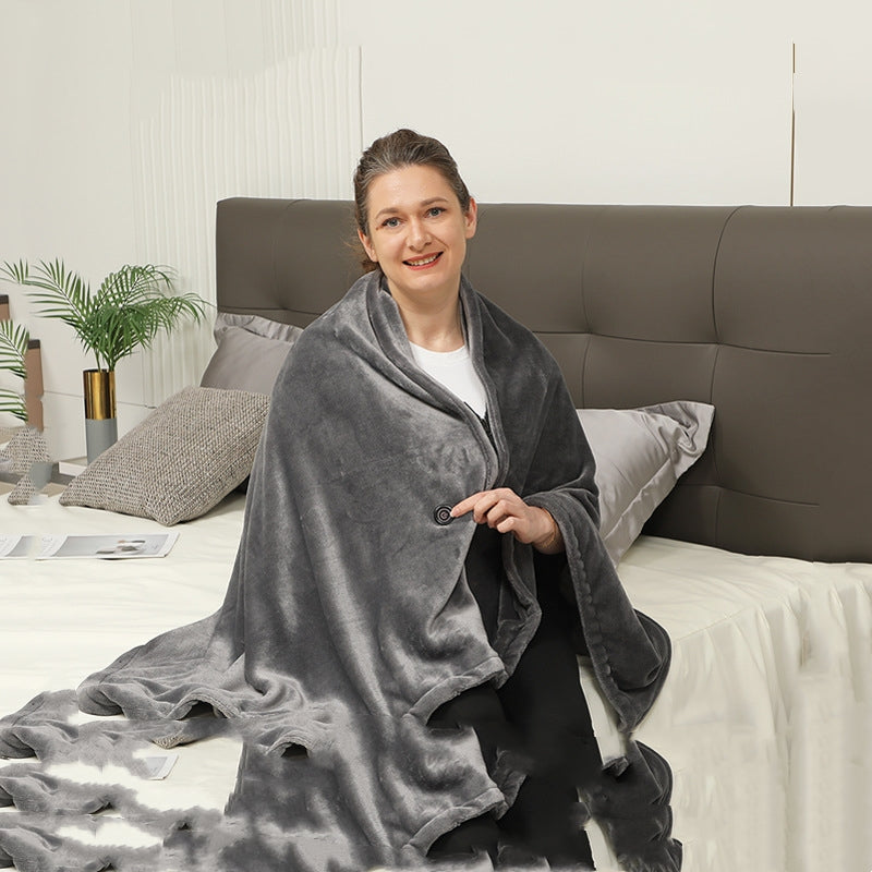 Vrouw met verwarmde fleece omslagdoek om schouders