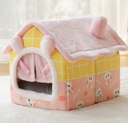 Kat kijkt uit een grijs pluche kattenhuisje