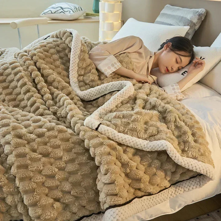 Dikke deken van coral fleece met zachte fluweelachtige textuur