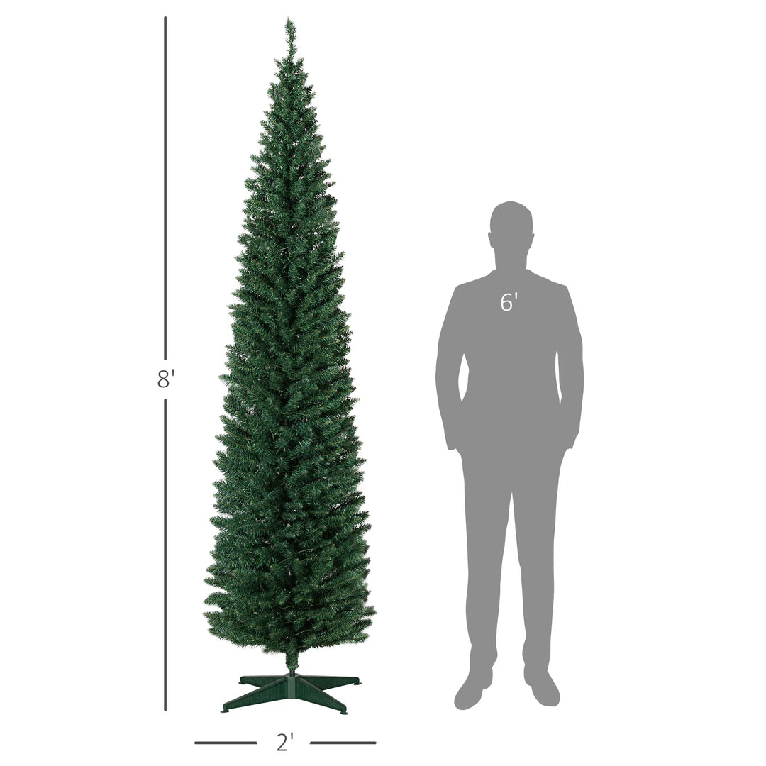 Hoge groene smalle kerstboom met lichtjes