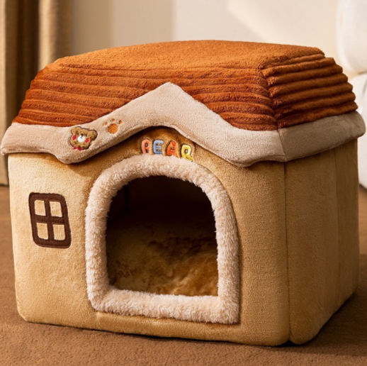 Kat kijkt uit een grijs pluche kattenhuisje