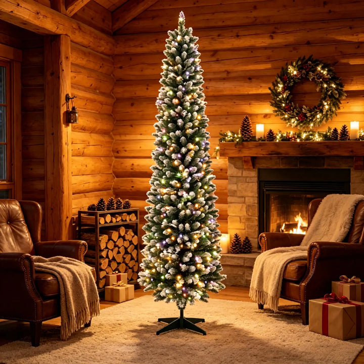 Hoge smalle kerstboom met witte puntjes
