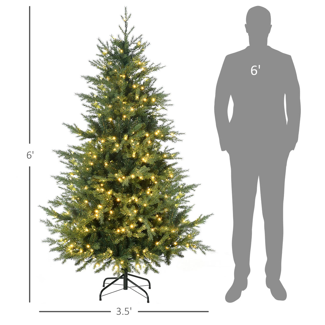 Volle realistische kerstboom met warme lichtjes