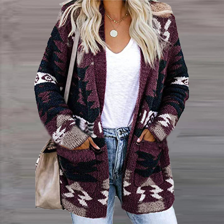 Vrouw in open gebreid vest met patroon