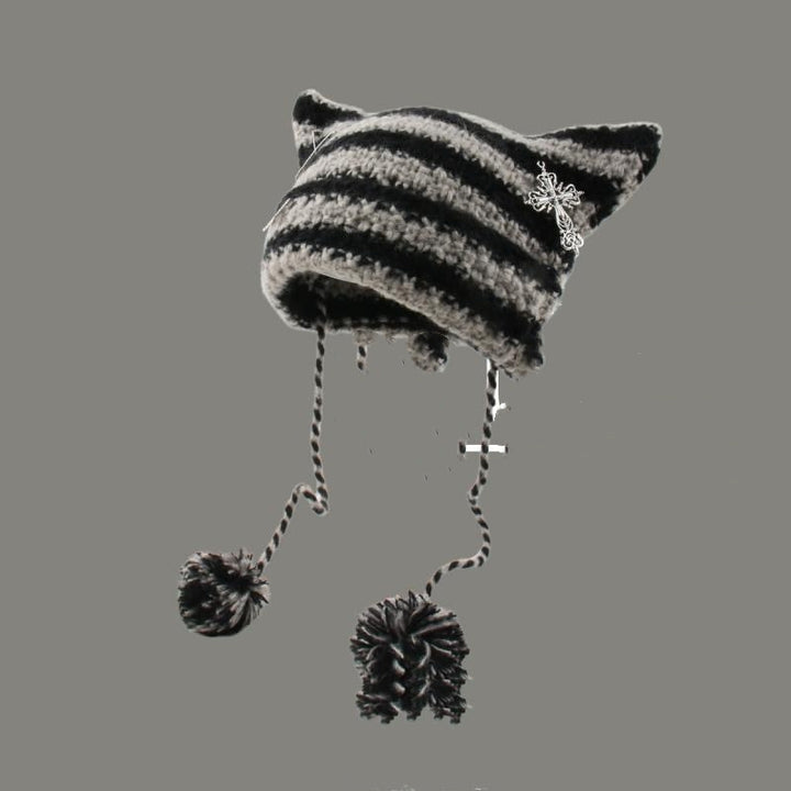 Gestreepte muts met kattenoortjes en pompons