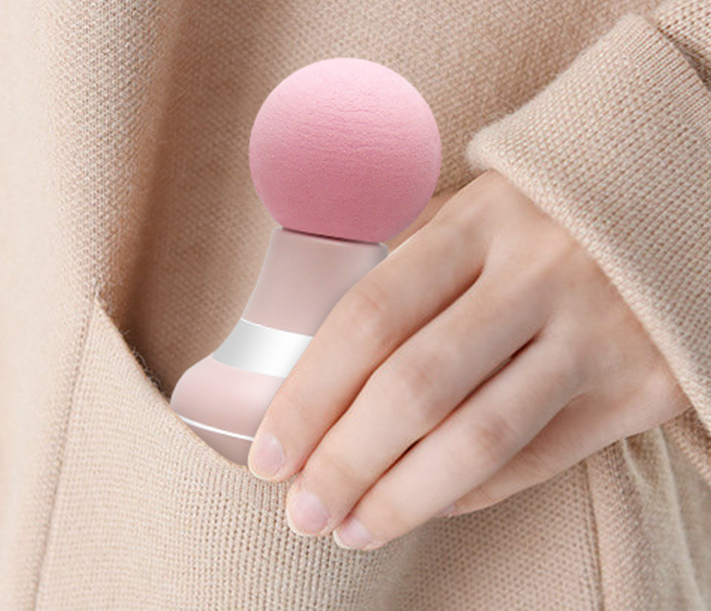 Blauwe mini massage gun in de hand