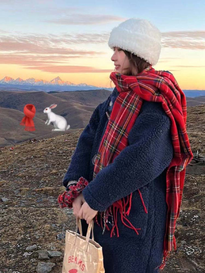 Vrouw met rode geruite tartan sjaal