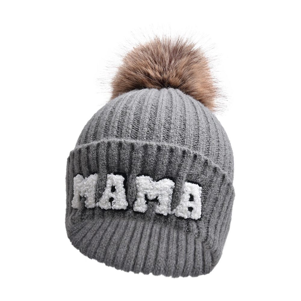 Geribde muts met MAMA-letters en pompon
