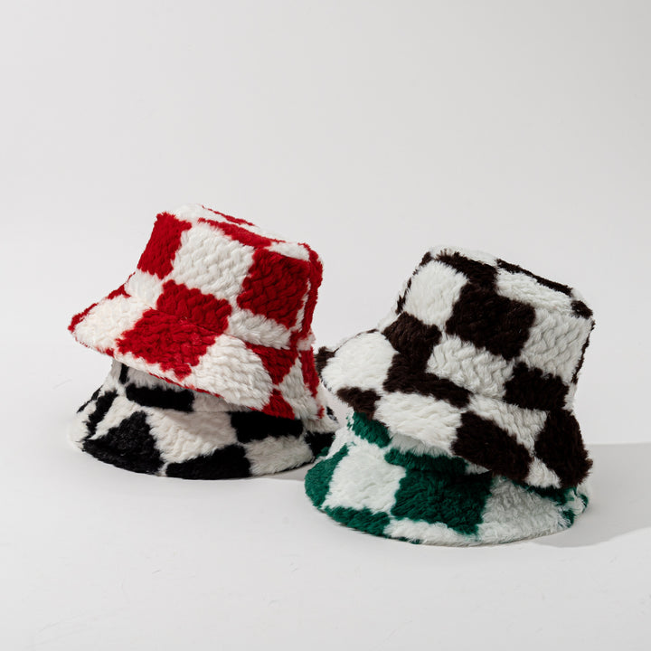 Pluizige bucket hat met dambordpatroon