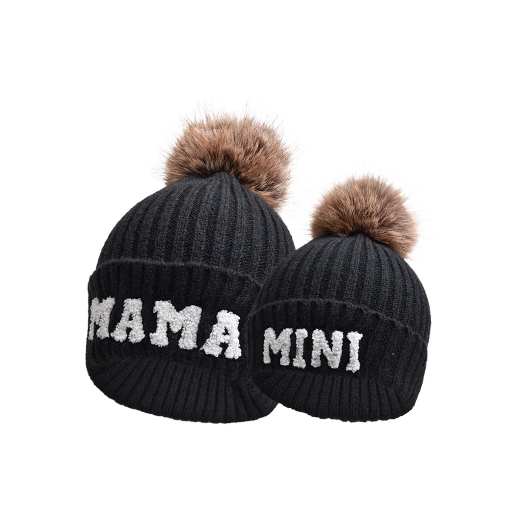 Geribde muts met MAMA-letters en pompon