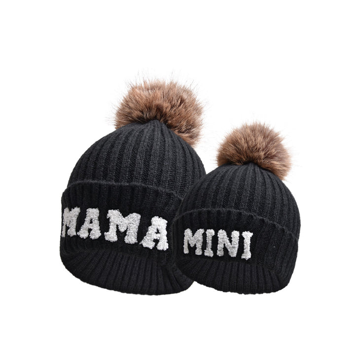 Geribde muts met MAMA-letters en pompon