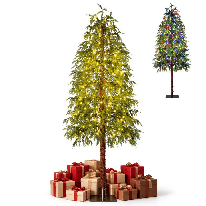 Cipreskerstboom met warmwitte en gekleurde lichtjes