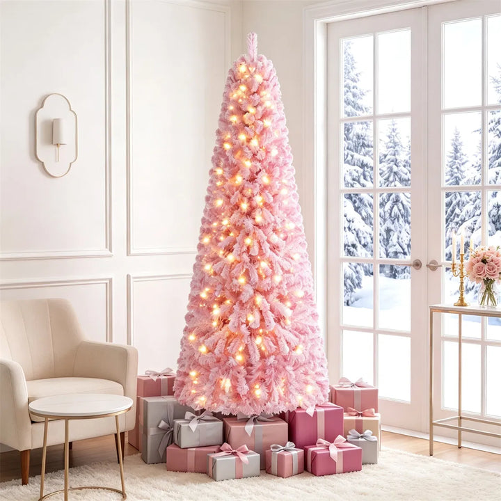 Roze besneeuwde kerstboom met warm licht