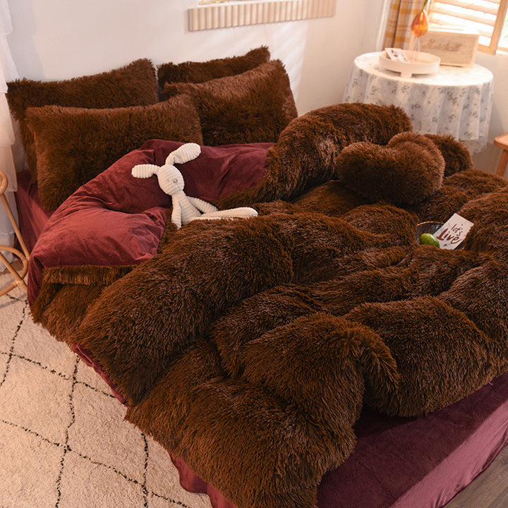 Pluizig teddy dekbedovertrek op een opgemaakt bed