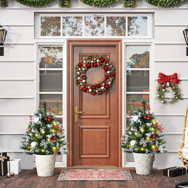 Twee kleine kerstboompjes met versiering