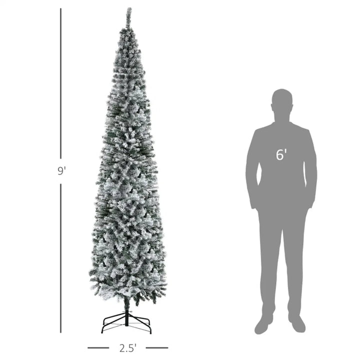 Hoge smalle besneeuwde kerstboom
