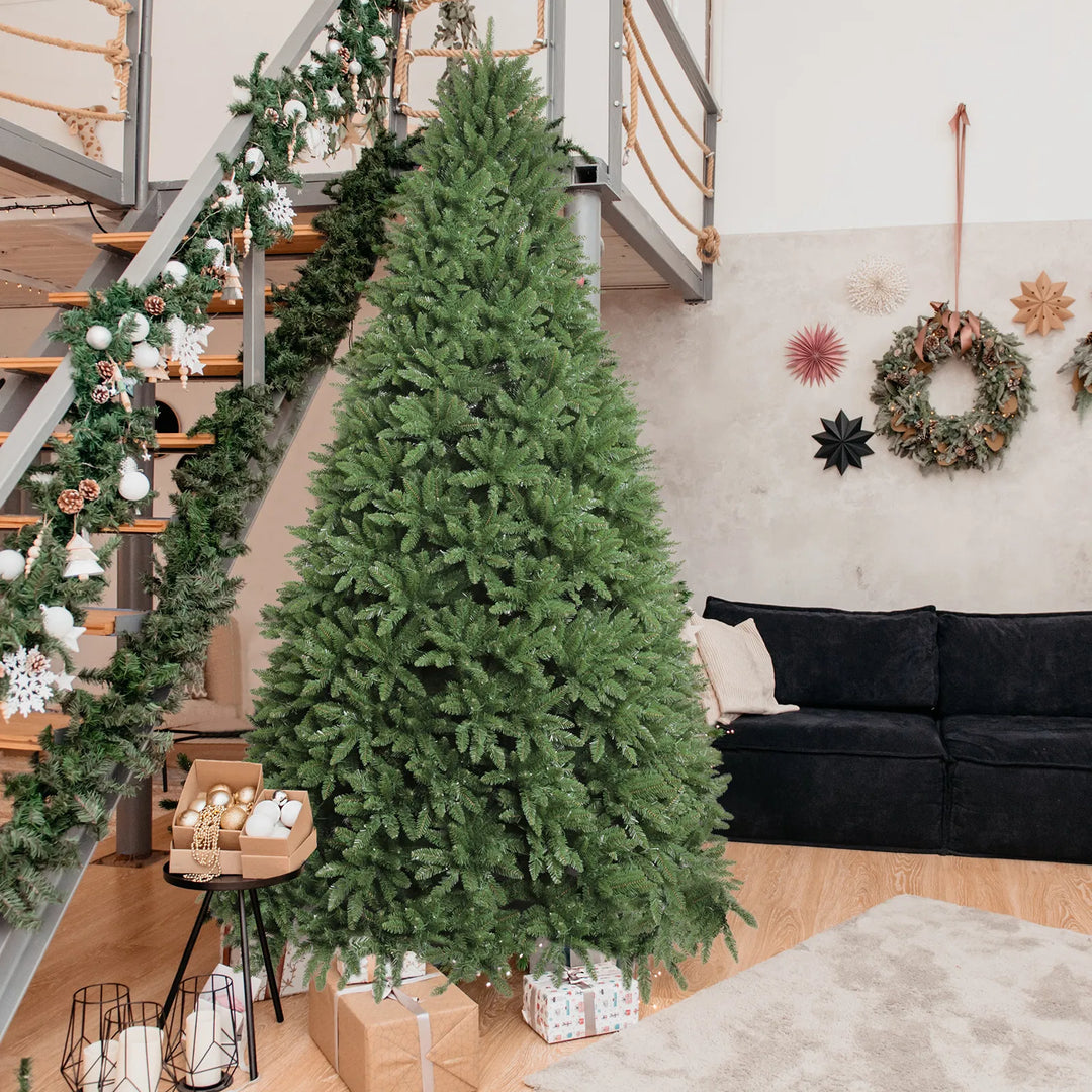 Grote voorverlichte kunstkerstboom met gekleurde leds
