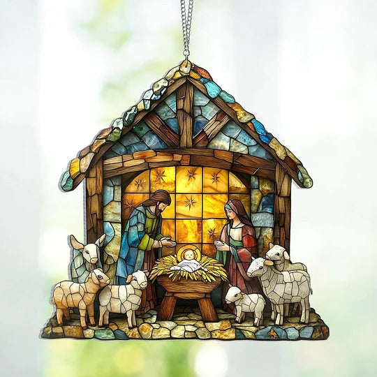 Raamhanger met kerststalmotief die het licht vangt