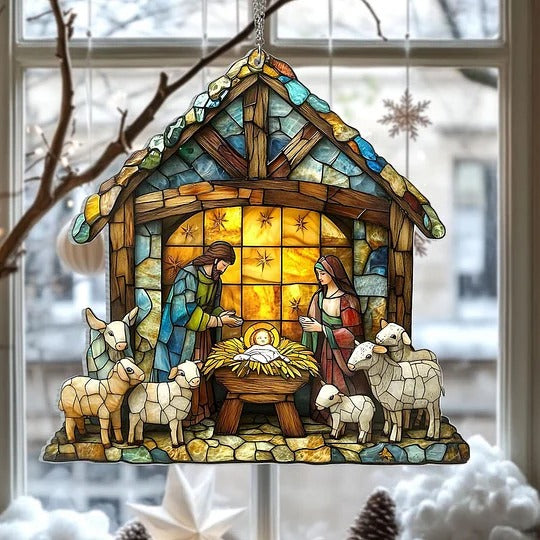 Raamhanger met kerststalmotief die het licht vangt