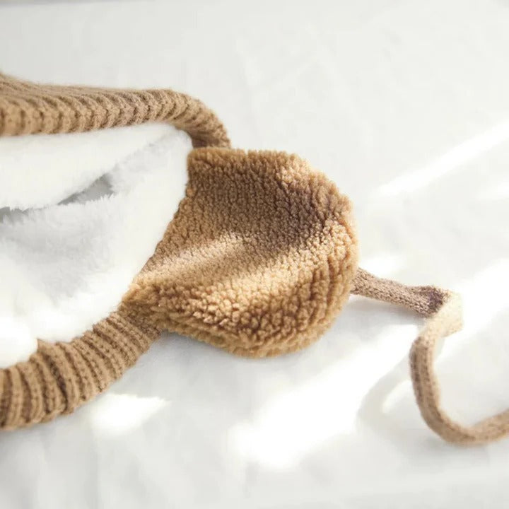 Gebreide kindermuts met fleecevoering, oorflappen en kinband